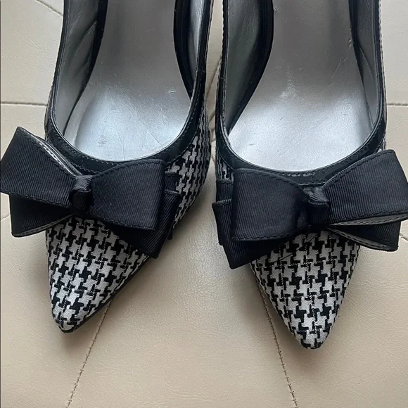 J.Renee Houndstooth Black Slingback Heels - Picture 5 of 7